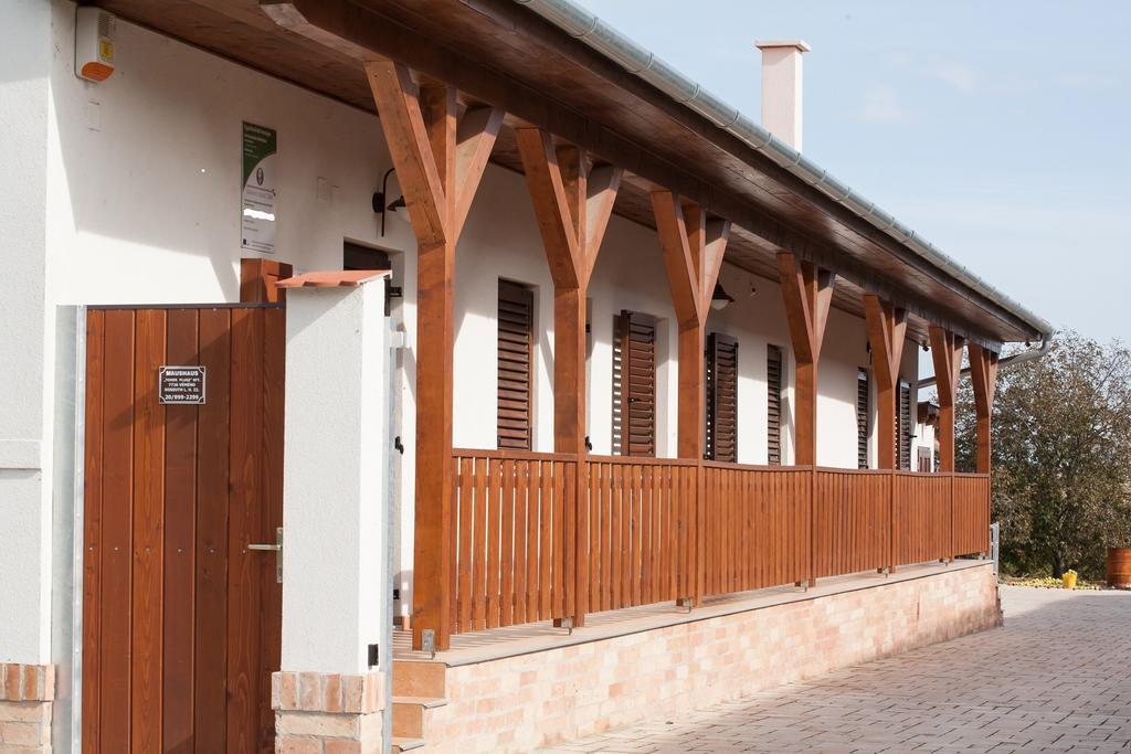 Maushaus Hotell Vemend Exteriör bild