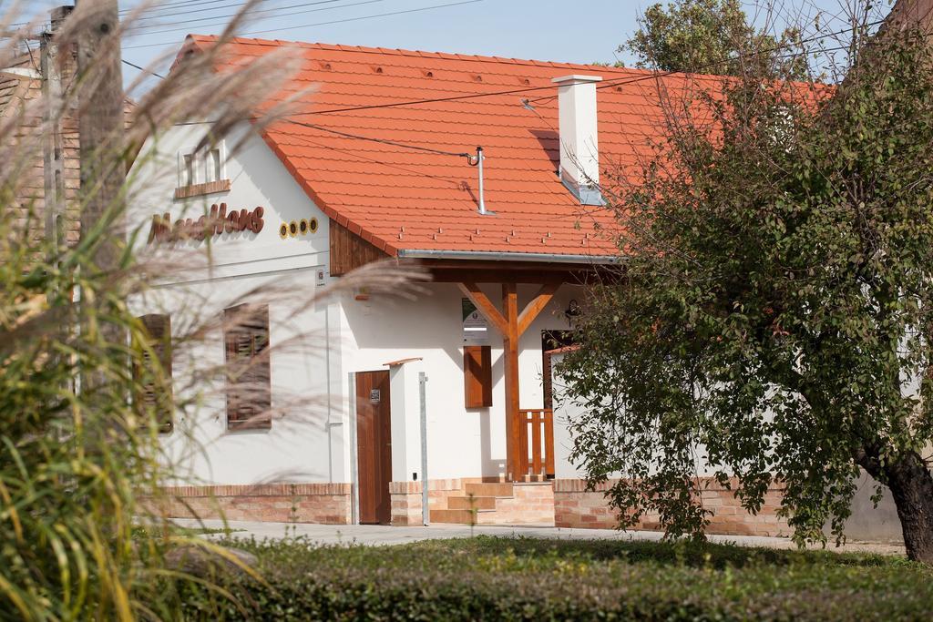 Maushaus Hotell Vemend Exteriör bild